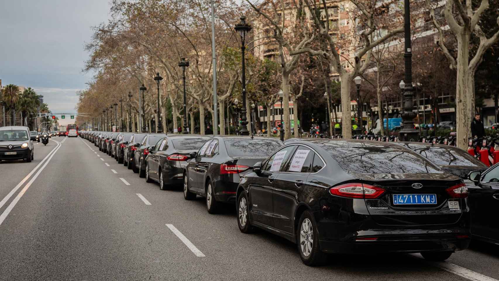 Vehículos VTC aparcados en la Diagonal durante una protesta / EUROPA PRESS