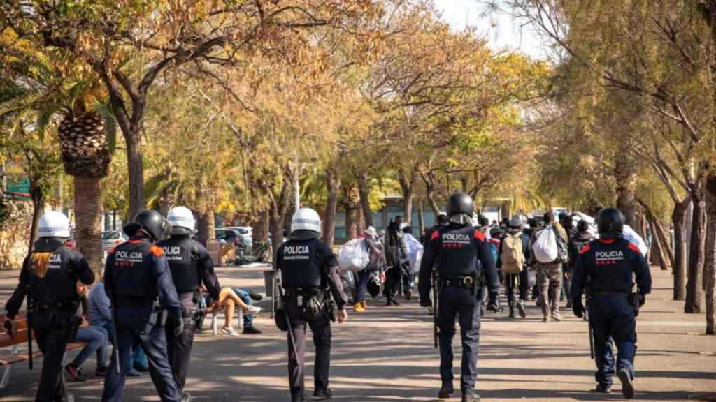 Guardia Urbana y Mossos en el operativo anti top manta / GUARDIA URBANA