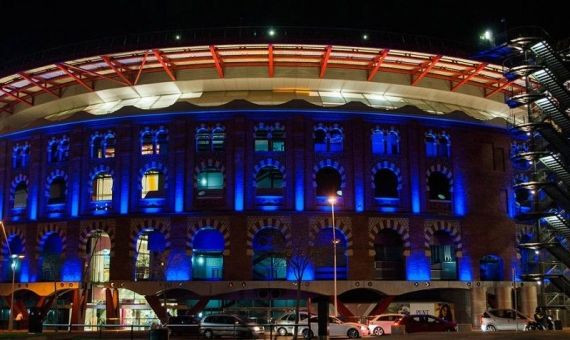 El centro comercial Arenas se ilumina de azul 