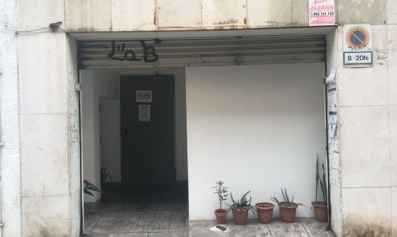 Imagen de la entrada de la asociación cannábica en Gràcia / P. B. 