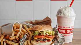 Hamburguesa, patatas fritas y batido de la cadena alimentaria / FIVE GUYS