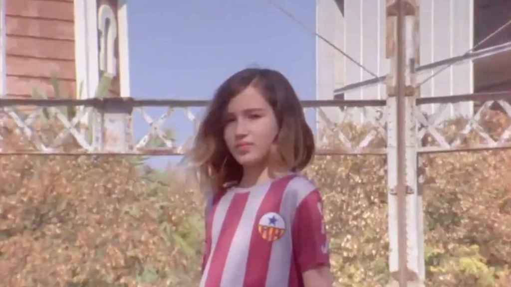 La niña con la camiseta del Júpiter que Ernest Maragall ha utilizado durante la precampaña / TWITTER @ERNESTMARAGALL