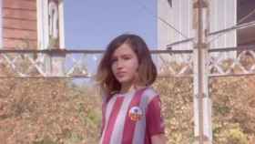 La niña con la camiseta del Júpiter que Ernest Maragall ha utilizado durante la precampaña / TWITTER @ERNESTMARAGALL