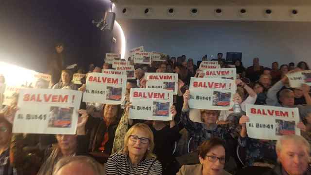 Vecinos de la plataforma Salvem el Bus 41 durante una reunión de protesta tras la desaparición de la línea / SALVEM EL BUS 41