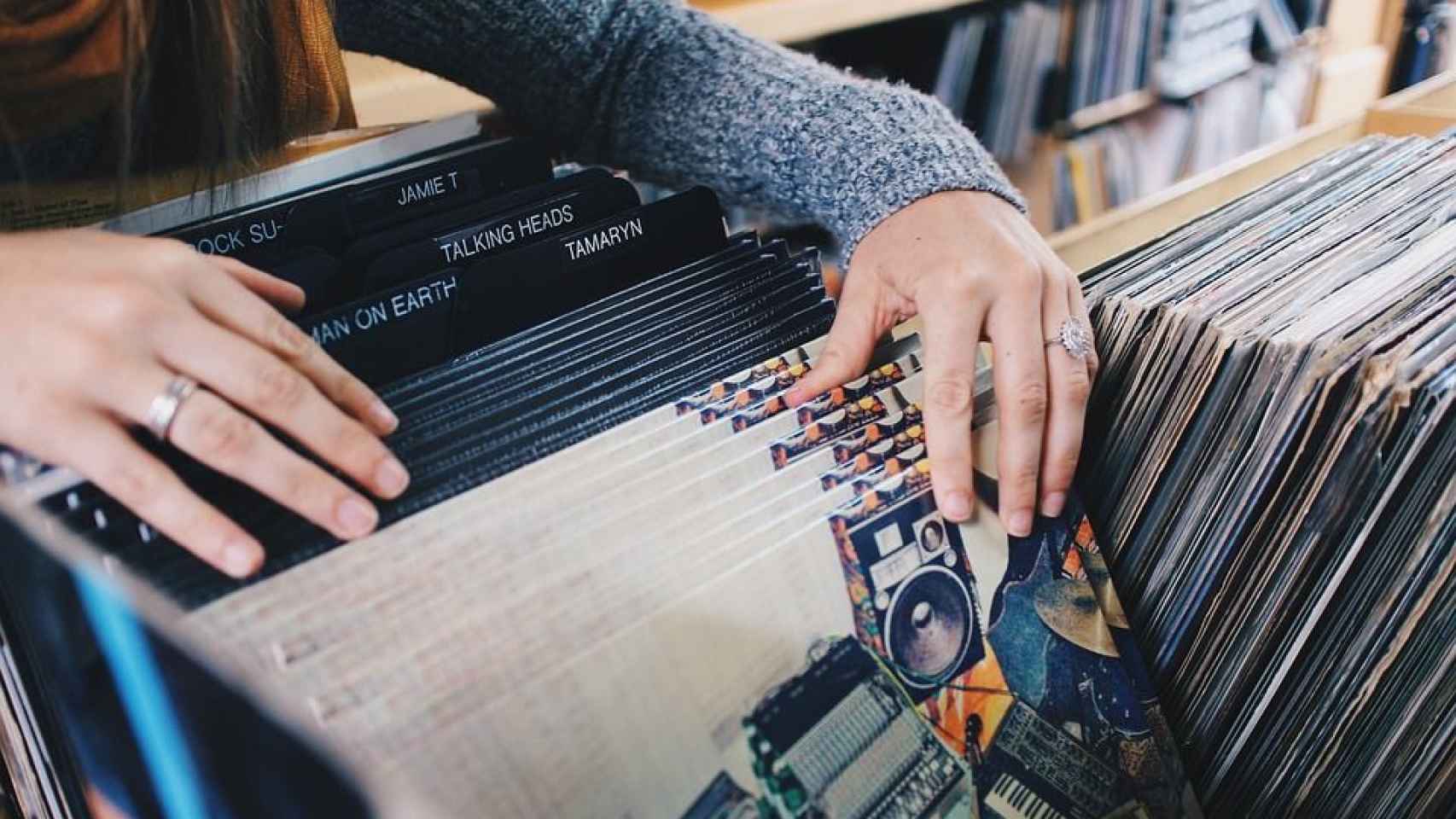 Una mujer mirando vinilos de música indie en el Independent Label Market / PIXABAY