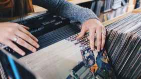 Una mujer mirando vinilos de música indie en el Independent Label Market / PIXABAY