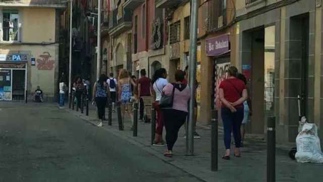 Una calle del barrio del Raval donde se ejerce a diario la prostitución / ASOCIACIÓN ILLA RPR RAVAL