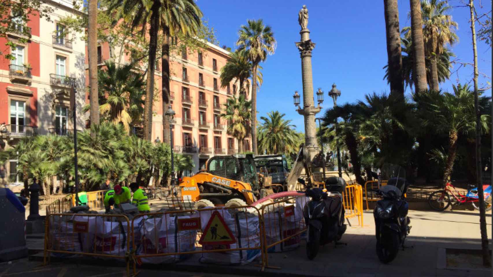 Obras en la plaza del Gòtic para instalar el nuevo baño público / Twitter