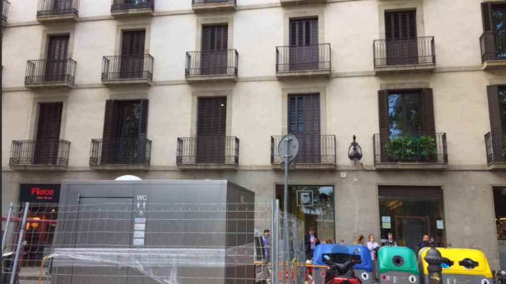 El baño público fijo ya instalado en la plaza de Medinaceli / Twiitter Fem Gòtic