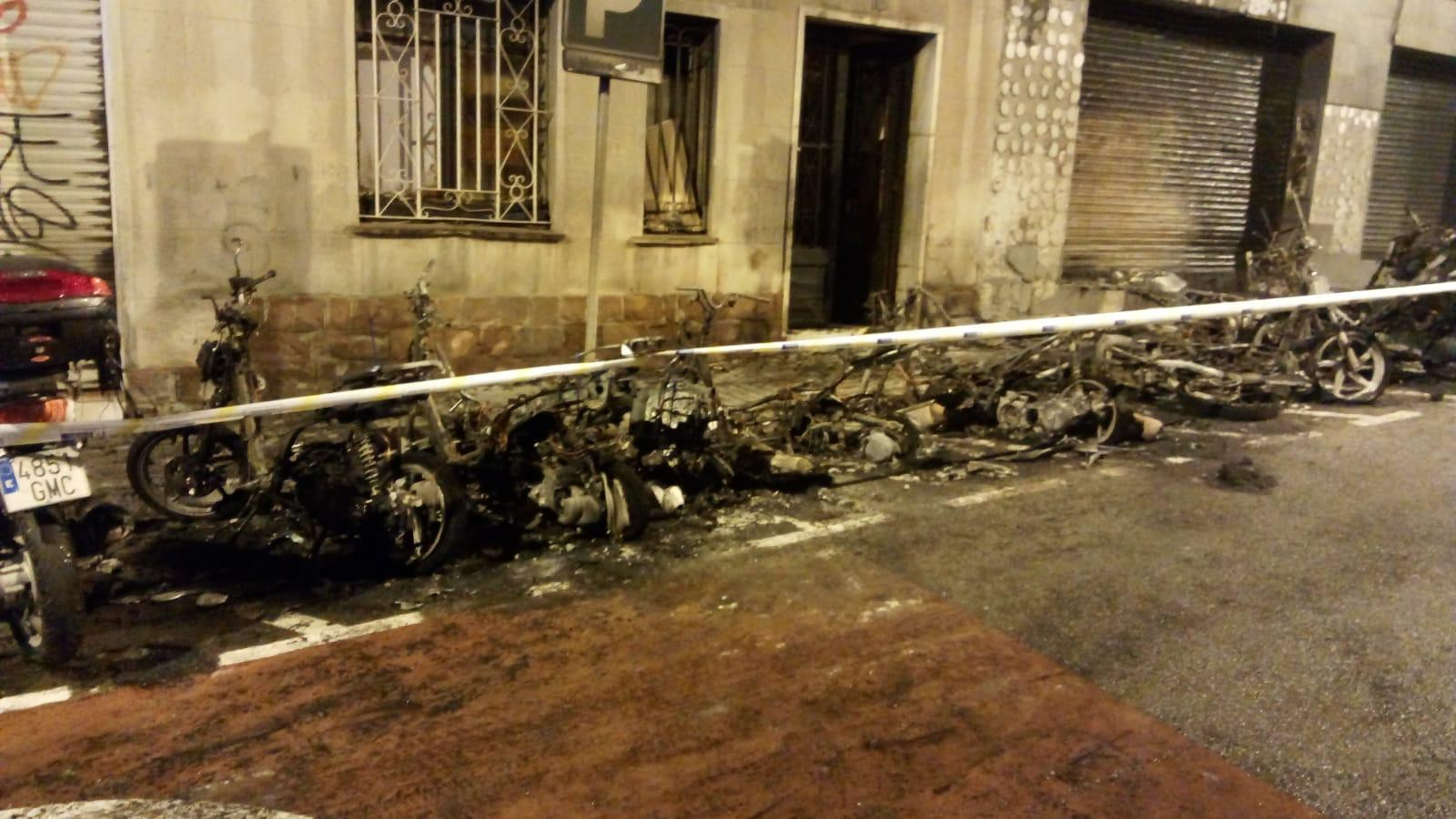 Hilera de motos quemadas el martes en Horta-Guinardó.