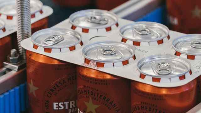 Latas de Estrella Damm con el nuevo envase 'ecofriendly' / ESTRELLA DAMM