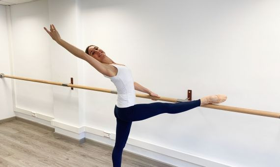 Olga Ausejo realizando un ejercicio en la barra de ballet / V.M 