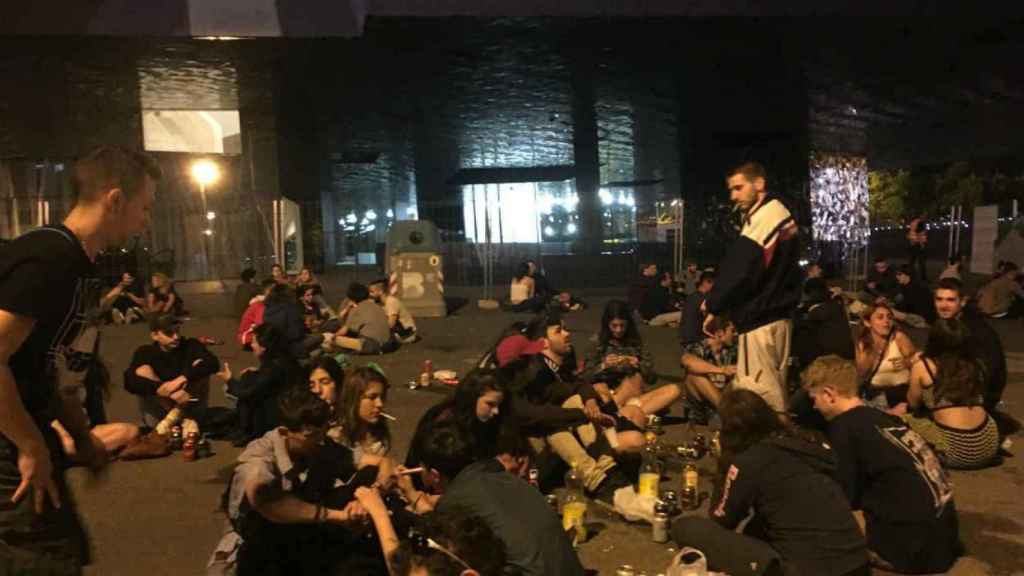 Imagen de un botellón habitual en las puertas del Forum