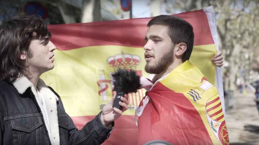 Lucas Loren entrevistando a un votante de Vox en el vídeo de Youtube / YOUTUBE