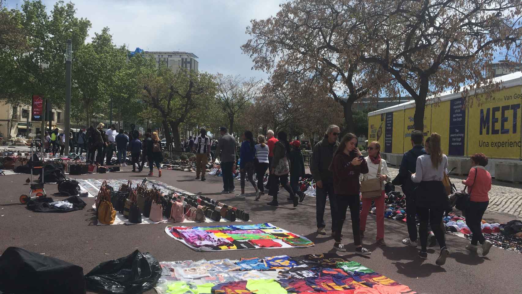 Manteros, bicitaxis, turistas: el verano llega a la Barceloneta / P. B.