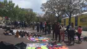 Manteros, bicitaxis, turistas: el verano llega a la Barceloneta / P. B.