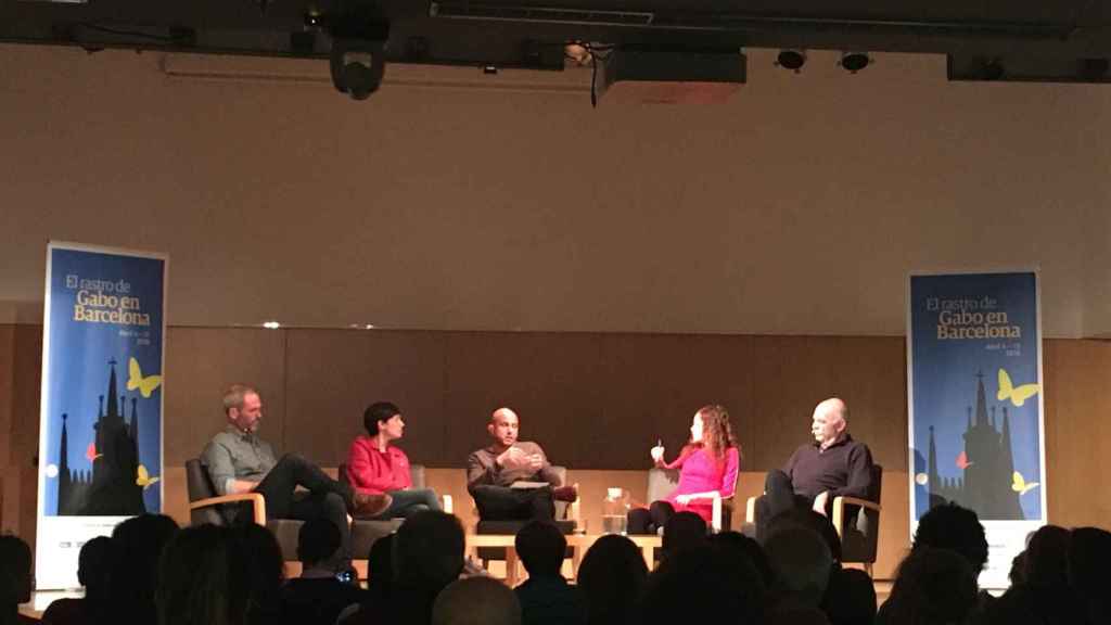 Periodistas charlando en el homenaje a Gabriel García Márquez en Barcelona / P. B.