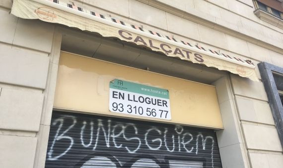 Uno de los bajos comerciales en alquiler en la plaza Gal·la Placídia / P. B.