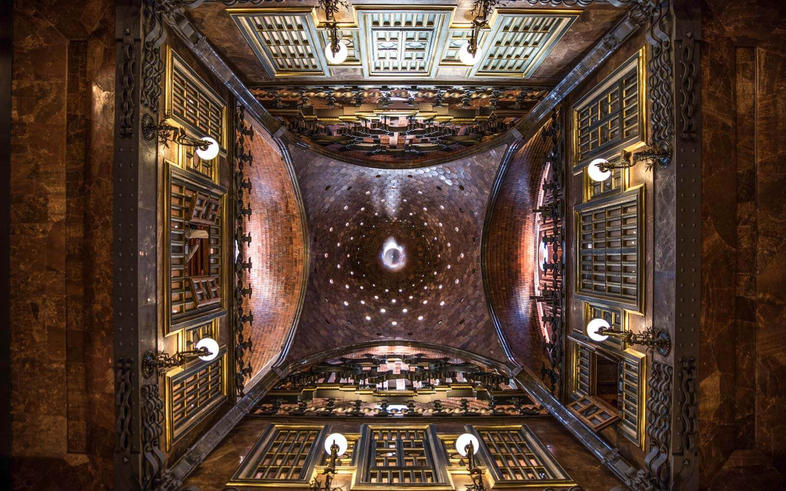 El interior del edificio modernista Palau Güell de Gaudí / PALAU GÜELL