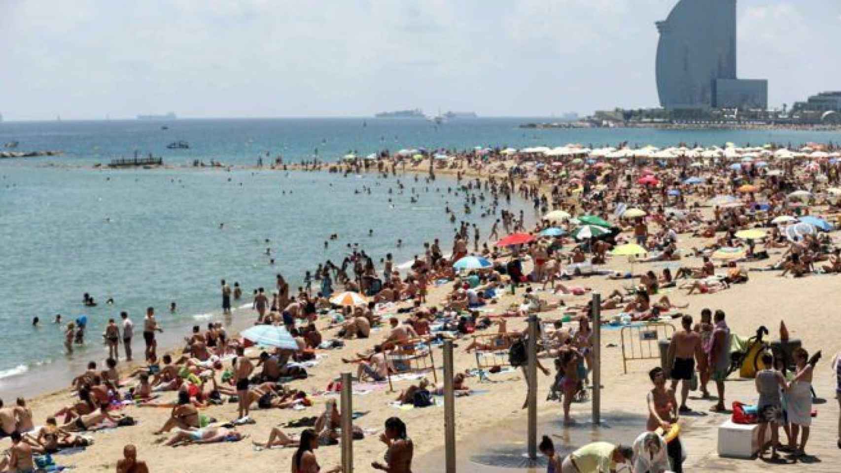 Usuarios en una playa de Barcelona, que este fin de semana inician una nueva temporada / EFE