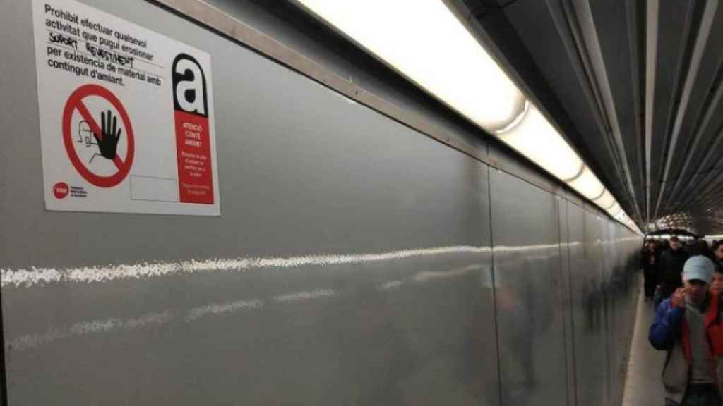 Un cartel por la presencia de amianto en un pasillo del metro / @CGTMetroBCN