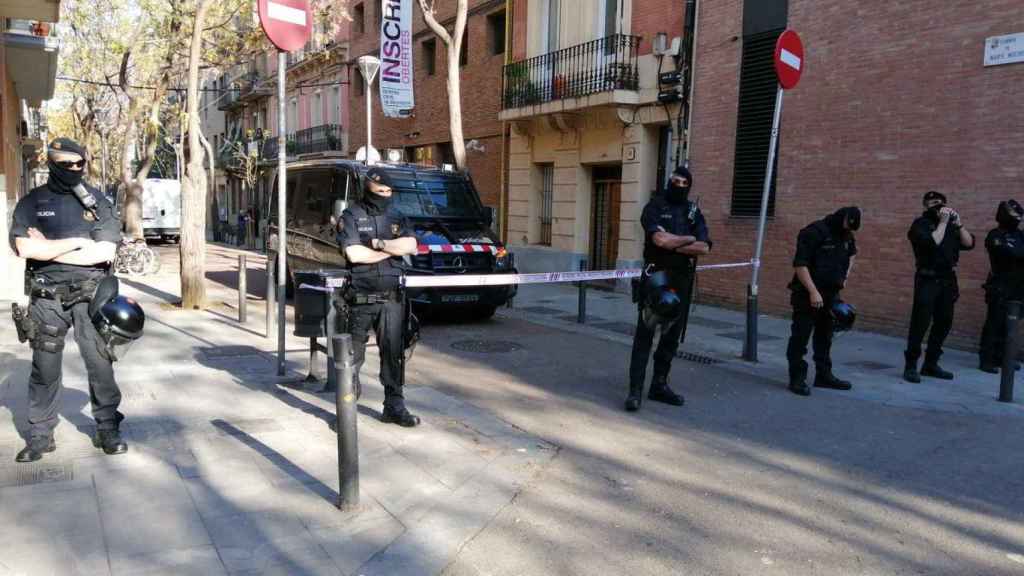 Agentes de los Mossos custodian el acto de Vox en la Sagrera / @TWITTER ANNA SALIENTE