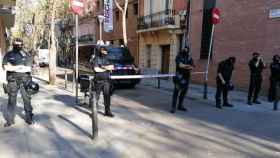 Agentes de los Mossos custodian el acto de Vox en la Sagrera / @TWITTER ANNA SALIENTE