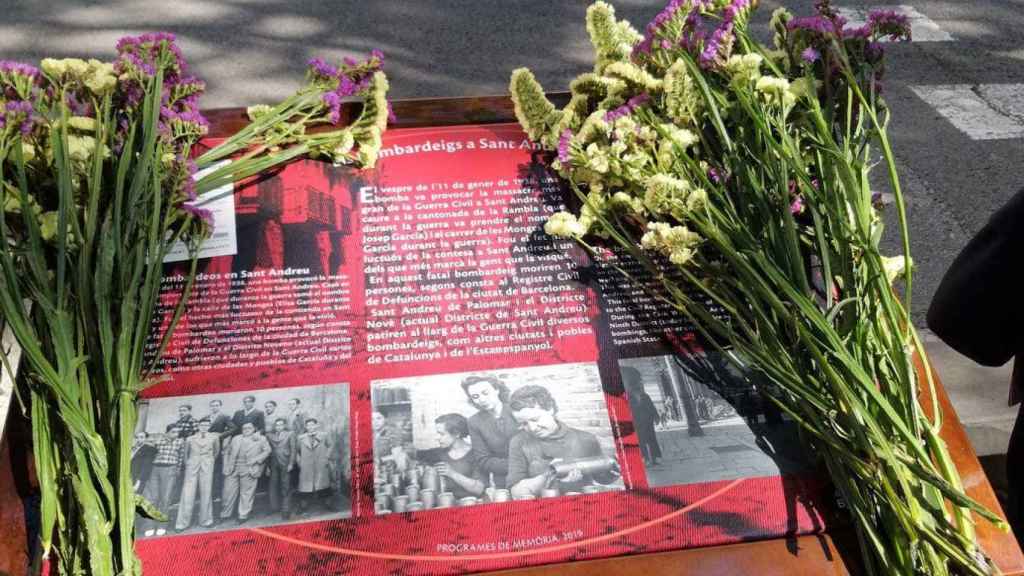 El atril en Sant Andreu para recordar a los republicanos bombardeados por las tropas franquistas / JORDI RABASSA