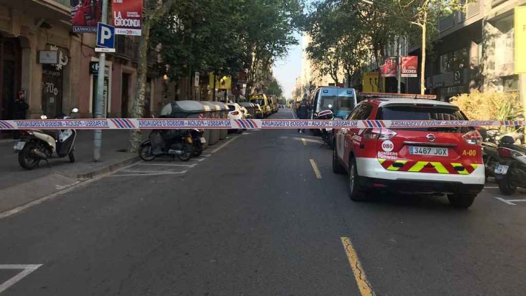 La calle de Rosselló, cerrada por los Mossos d'Esquadra, junto al piso del hombre que se ha atrincherado / BETEVÉ