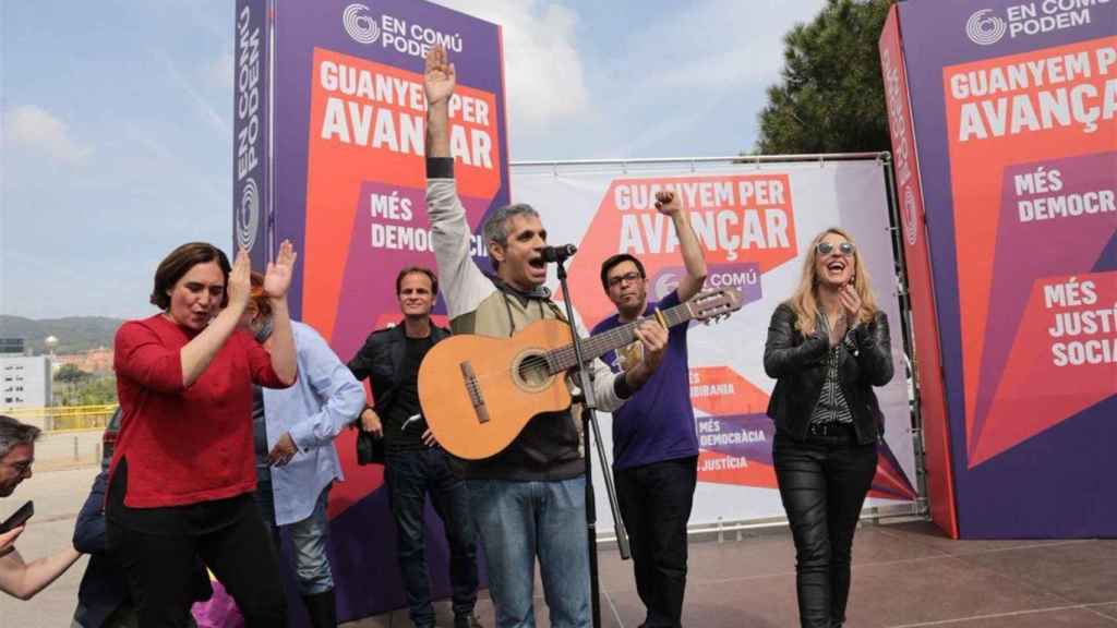 Colau, Asens y Pisarello bailan una rumba en el Carmel / @TWITTER EN COMÚ PODEM