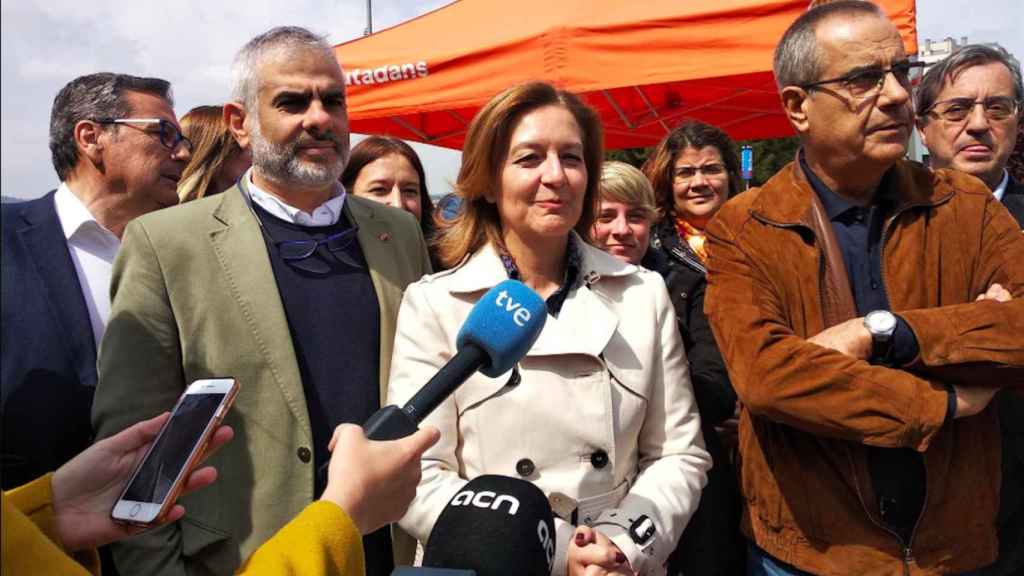 Celestino Corbacho junto a Carina Mejías y Carlos Carrizosa en una carpa informativa de Cs / EUROPA PRESS