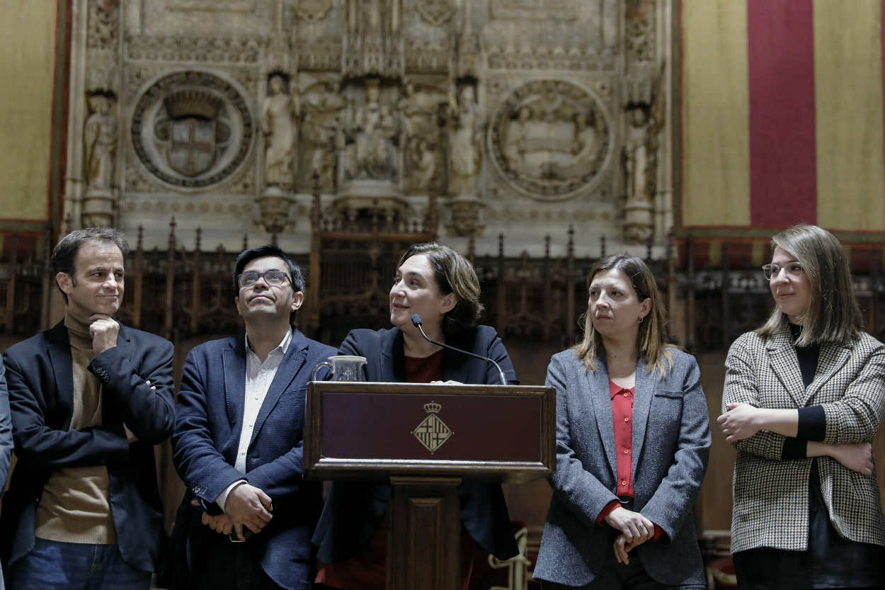 Asens, Pisarello, y Ortiz han dejado a Colau, centro, y a Sanz, a la derecha, solas / Ajuntament