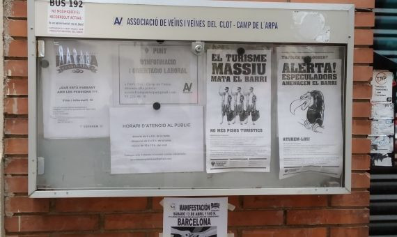 Espacio de la entidad vecinal con un cartel debajo que está infringiendo la norma / JORDI SUBIRANA