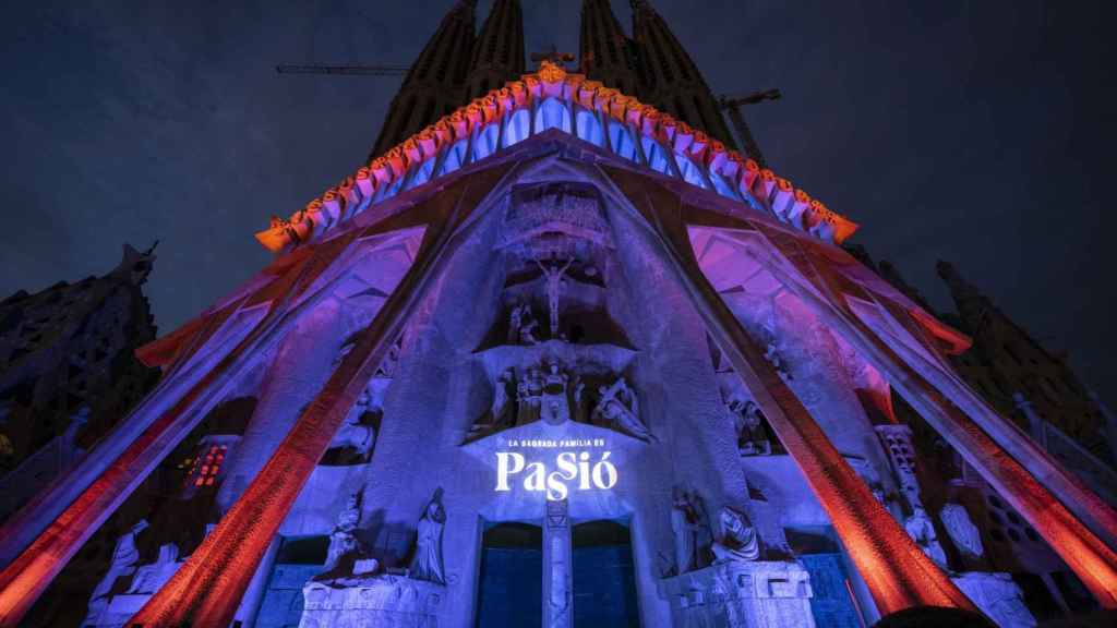 La fachada de la Sagrada Familia iluminada en Semana Santa / SAGRADA FAMILIA