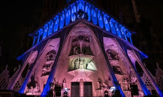 Los grupos escultóricos de Subirachs iluminados en la Sagrada Familia