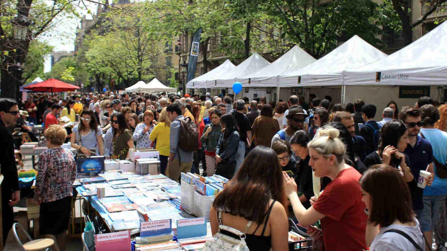 Una imagen de archivo de la Diada de Sant Jordi en Barcelona / HUGO FERNÁNDEZ