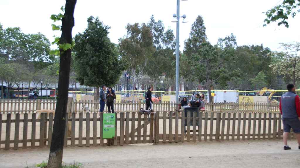 Los vecinos, divididos por la ubicación del pipicán de Can Dragó / M. B.