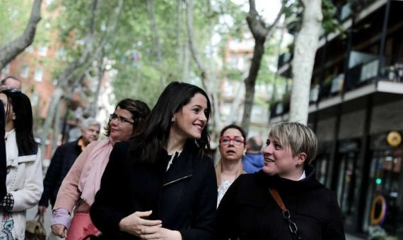 Inés Arrimadas paseando por la rambla del Poblenou / @MarilenBarcelo 