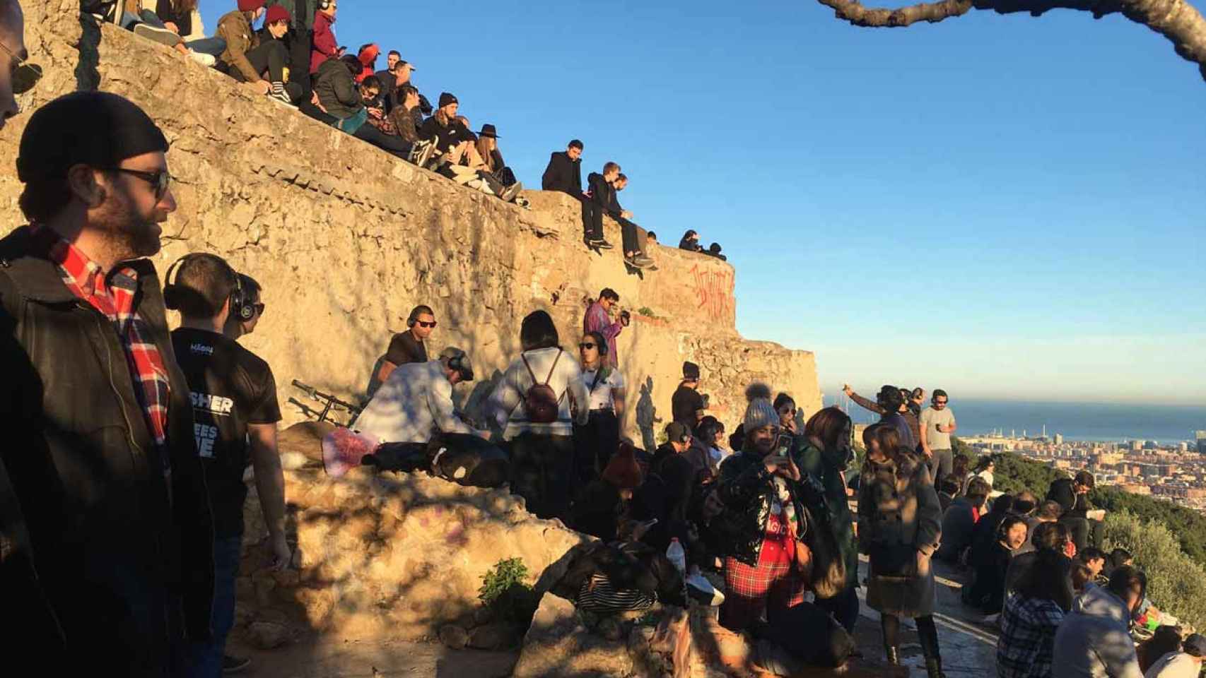 Grupos de jóvenes en los búnkeres del Carmel / METRÓPOLI - PAULA BALDRICH