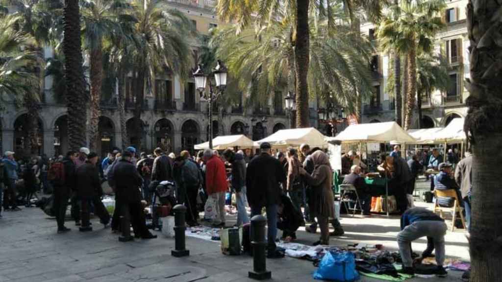 La Urbana ha tenido que actuar para impedir que el 'mercat de la miseria' volviera a la plaza Reial