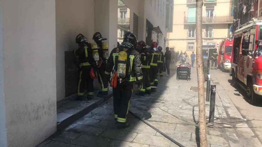 Los bomberos apagan uno de los incendios provocados por el detenido por la violación en la Rambla / @IllaRPR