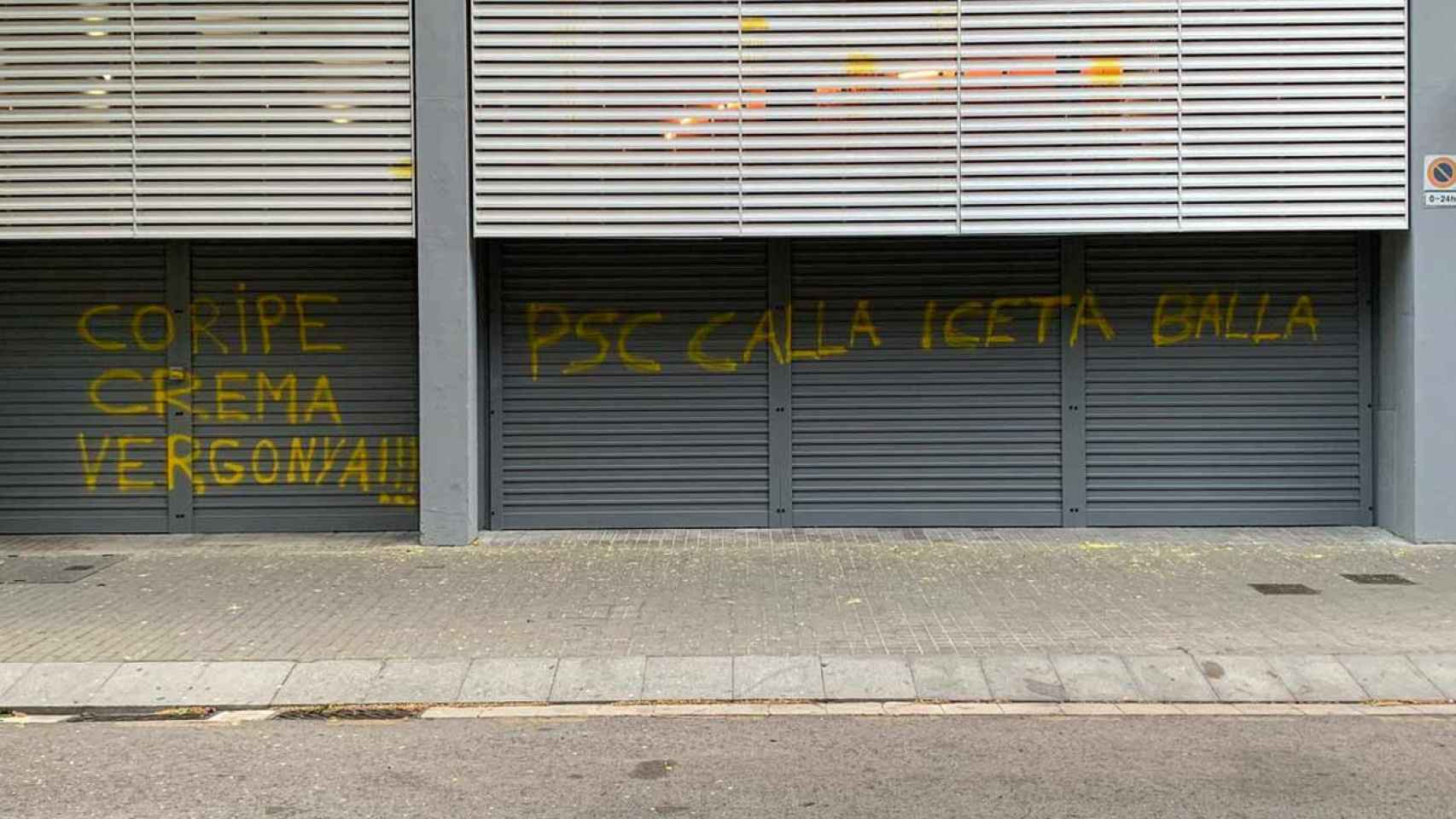 Pintadas contra la sede del PSC por la quema de un muñeco de Puigdemont / @salvadorilla