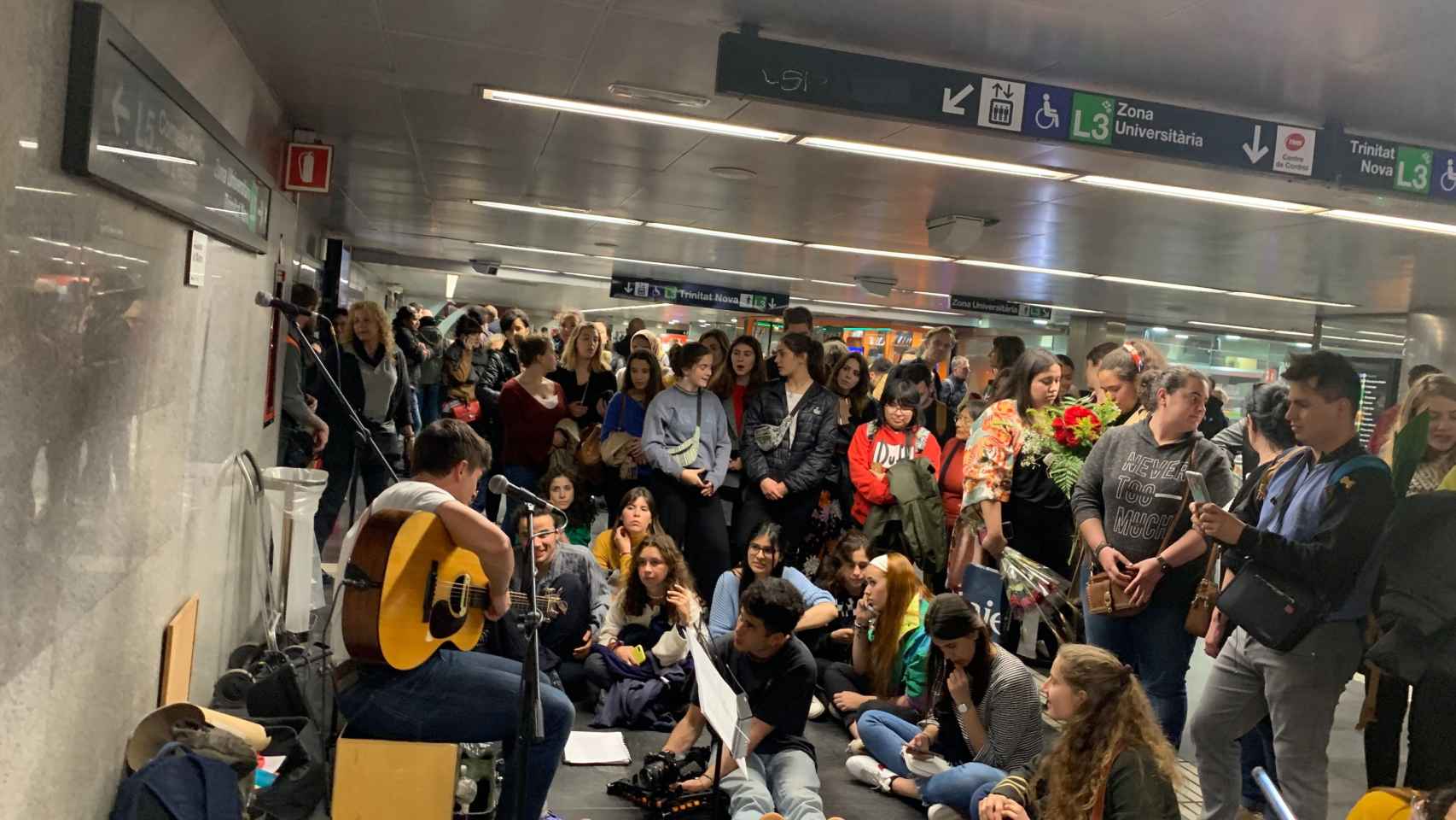 Cesc cantando ante una multitud de espectadores en la estación de Diagonal del metro de Barcelona / V.M