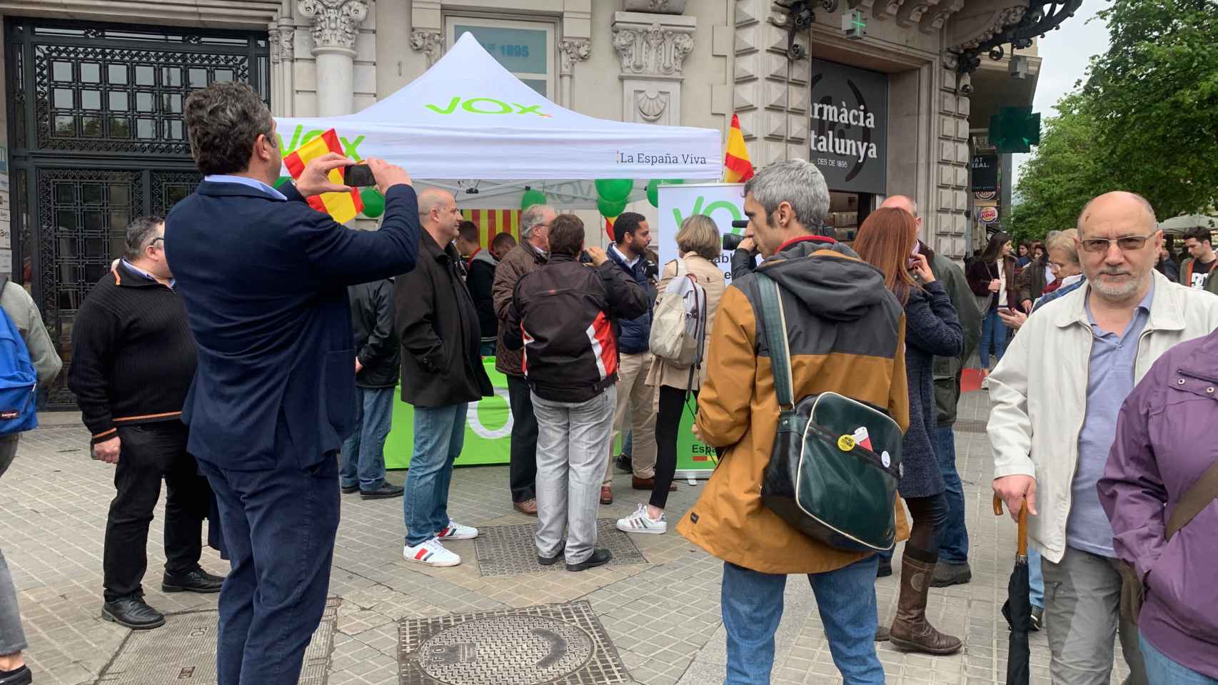 Roger Español enfrente de la carpa de Vox durante este Sant Jordi / V. M.