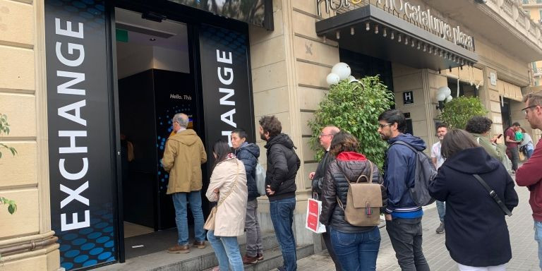 Largas colas en un cajero automático de Plaza Catalunya / V.M