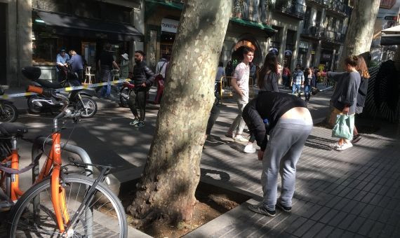 Un hombre ebrio en Sant Jordi / P. B.