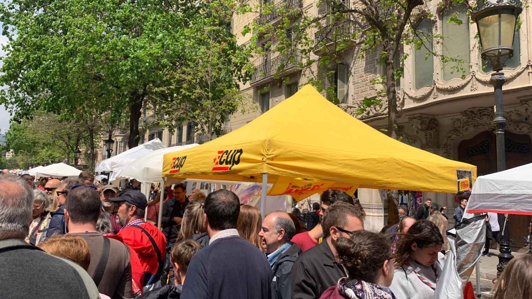 Carpa de la CUP en la Rambla de Catalunya