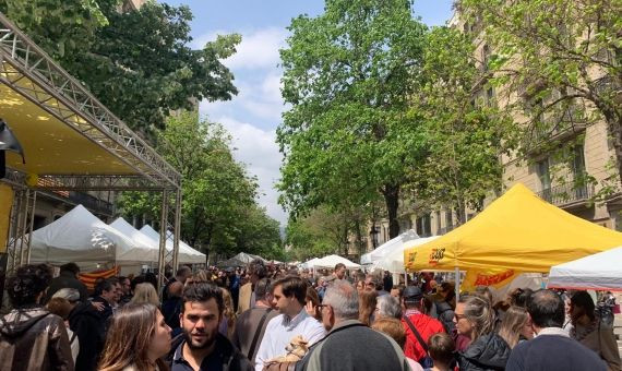 Carpas de la CUP y de JxCat en la Rambla de Catalunya