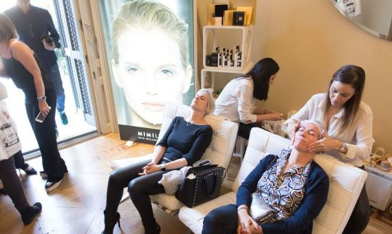 Mujeres experimentando un tratamiento en el 'Beauty Bridal Day' / BEAUTY BRIDAL DAY