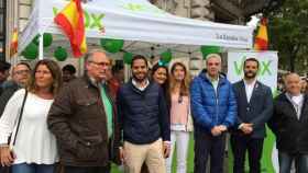 Ignacio Garriga (centro) junto a la carpa de Vox de Sant Jordi / @TWITTER VOX_BCN